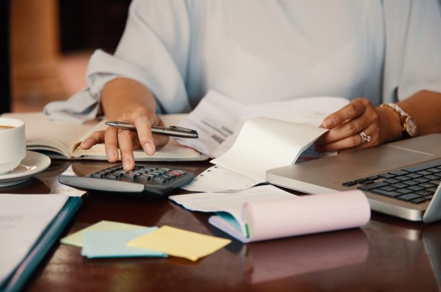¿QUÉ GASTOS DE LAS VACACIONES SON DEDUCIBLES PARA UNA EMPRESA?